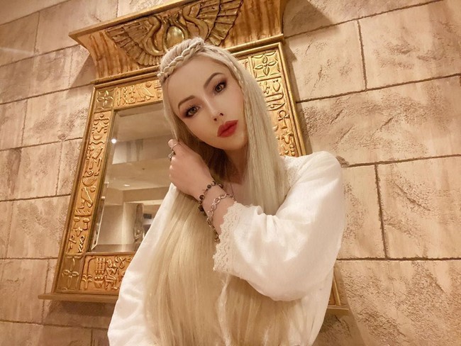 Berbicara tentang penampilan di masa lalu, Valerie bersikeras satu-satunya yang di operasi plastik adalah payudaranya. Sementara itu, untuk tubuhnya yang langsing ia mengaku hanya menjalani diet dan olahraga. Foto: Instagram