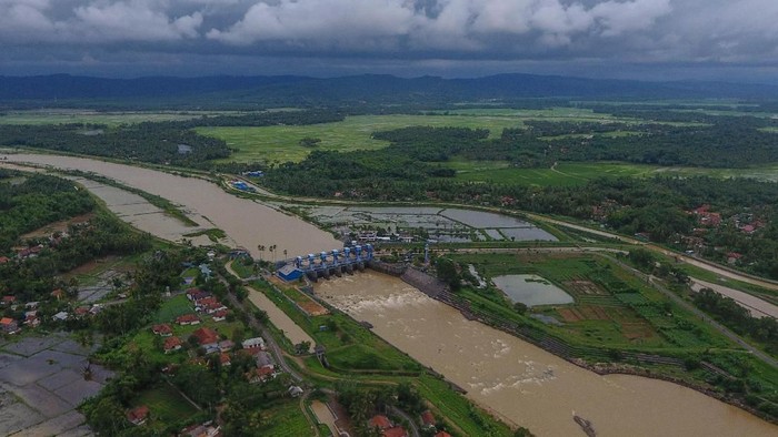 Foto udara aliran sungai Citanduy di Bendungan Manganti yang terletak di Purwadadi, Kabupaten Ciamis, Jawa Barat, Rabu (8/1/2020). Bendung Manganti yang dibangun mulai tahun 1971 hingga 1987, merupakan bendungan sarana pengendali banjir dan pengairan saluran irigasi di wilayah Ciamis Selatan, Jabar, dan juga sebagai saluran irigasi sarana air baku untuk wilayah Kabupaten Cilacap, Jawa Tengah. ANTARA FOTO/Adeng Bustomi/foc.
