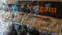 Para pedagang menjajakan beragam seragam sekolah kepada para pembeli di kawasan Pasar Jatinegara, Jakarta Timur.