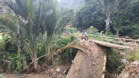Motor dua alam itu cukup mumpuni menembus jalan menuju lokasi bencana yang masih terisolasi.