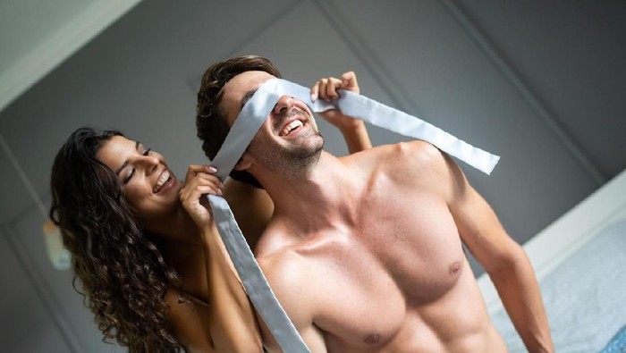 seks fantasi Woman and man playing domination games in bed together