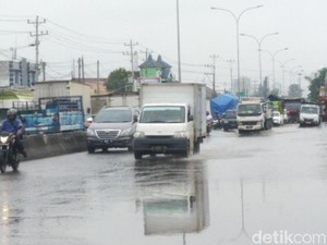 Ada Genangan di Jalur Pantura Semarang, Laju Kendaraan Melambat