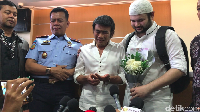 Rhoma Irama tak kuasa menahan tangis saat melihat Ridho Rhoma.  Foto: Rhoma Irama sambut Ridho Rhoma bebas (Hanif/detikcom)