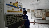 Seorang petugas Sumber Daya Air sedang memeriksa panel pompa di Rumah Pompa Ancol, Jakarta Utara, Rabu (8/1/2020).