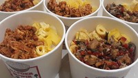 Rice bowl yang ada di Dapur Suwir ini punya menu dengan varian lauk yang lebih tradisional. Ada menu Ikan Suwir Sambal Matah & Ayam Suwir Balado. Foto: @dapur.suwir
