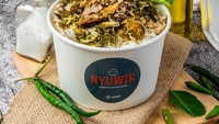 Nyuwir, sesuai namanya kedai Nyuwir ini punya menu rice bowl dengan lauk berupa ayam suwir. Porsi nasinya yang banyak dengan tambahan daun selada di atasnya. Foto: Instagram @nyuwir  