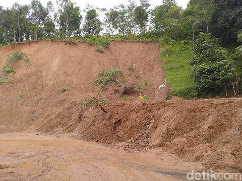 Seminggu pascalongsor, Romlah berharap tiga jasad saudaranya ditemukan