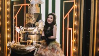 Sempat viral karena mewahnya pesta ulang tahunya yang ke-17, Patricia berpose disamping kue megah empat tingkat lengkap dengan nuansa kue yang mewah. Foto: Instagram @pciamayoree