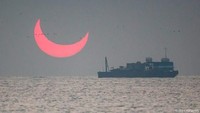 Momen itu pun bukan semata-mata keberuntungan. Elias sengaja memilih lokasi terbuka seperti laut di mana matahari akan muncul, di mana akan menghasilkan ilusi optik yang dramatis (Elias Chasiotis/Facebook)