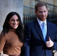Tiba di Canada House, Duke dan Duchess of Sussex tampak mesra. Meghan Markle dan Pangeran Harry selalu bergandengan selama kunjungan tersebut. (Foto: DANIEL LEAL-OLIVAS - WPA Pool/Getty Images)