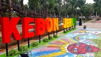 Papan nama taman yang warna-warni ini menarik perhatian warga yang melintas.