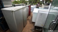 Banjir yang menerjang sejumlah wilayah di Jabodetabek membuat rumah dan perabotan warga terendam banjir. Akibatnya, tak sedikit barang elektronik yang rusak. Jasa reparasi barang elektronik pun jadi tujuan warga untuk memperbaiki kulkas hingga mesin cuci yang terendam banjir.