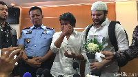 Bahkan ketika diwawancarai awak media, Rhoma Irama pun menyeka air matanya yang jatuh.  Foto: Rhoma Irama sambut Ridho Rhoma bebas (Hanif/detikcom)