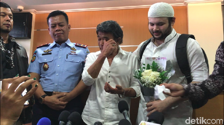 Foto: Rhoma Irama sambut Ridho Rhoma bebas (Hanif/detikcom) Foto: Rhoma Irama sambut Ridho Rhoma bebas (Hanif/detikcom)