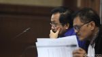 Ekspresi Serius Mantan Gubernur Kepri di Sidang Lanjutan