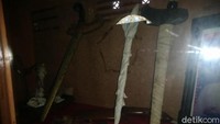 Berbagai benda pusaka seperti mahkota Bupati Galuh, keris, golok, hingga senapan tersimpan dalam lemari, yang usianya mencapai ratusan tahun. Tombak hingga pedang juga tersimpan pada tempatnya. Bahkan ada juga jenglot yang asal usulnya masih misterius. (Dadang Hermansyah/detikcom)