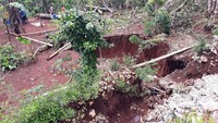 Berjarak sekitar 10 meter dari rekahan tersebut tampak lubang menganga. Lubang itu berdiameter sekitar dua meter dan kedalaman sekitar tiga meter. Salah seorang warga Dusun Brongkol Suyatno (60) menjelaskan kejadian itu terjadi pada Senin (6/1) pagi.