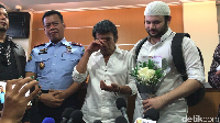 Ia berharap peristiwa yang menimpa Ridho bisa menjadi pelajaran berharga bagi siapapun.  Foto: Rhoma Irama sambut Ridho Rhoma bebas (Hanif/detikcom)