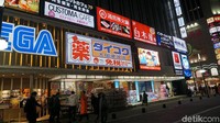 Shinjuku juga dikenal dengan tempat yang banyak menyediakan hiburan dewasa. Jadi jangan kaget bila kamu menemukan toko dengan gambar-gambar wanita berbusana minim dan juga toko sex toys (Syanti/detikcom) 