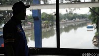 Petugas tengah memantau kondisi di kawasan Rumah Pompa Ancol, Jakarta Utara.