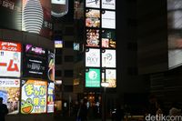 Plang restoran Halal di Shinjuku (Syanti/detikcom) 