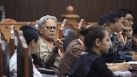 Pemohon uji formil UU KPK Erry Riyana juga hadir dalam sidang di gedung MK tersebut.