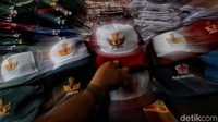 ak hanya seragam, berbagai atribut sekolah seperti topi maupun dasi juga turut dijajakan oleh pedagang di pasar itu.