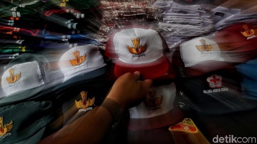 Pasar Jatinegara jadi salah satu lokasi yang sempat terendam banjir beberapa waktu lalu. Kini aktivitas perdagangan di pasar itu kembali sibuk usai banjir surut.