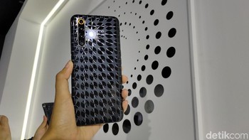 Dan ada pilihan motif Point yang berwarna hitam dengan pola lingkaran-lingkaran yang memenuhi bagian belakang ponsel. Foto: Virgina Maulita Putri/detikINET