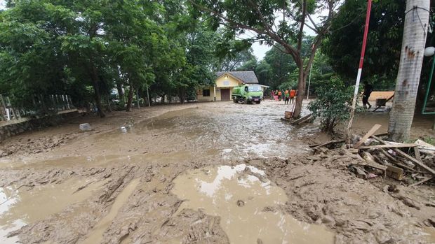 Licin, Jalanan di Kompleks Perumahan Kemang IFI Bekasi Berlumpur Pascabanjir