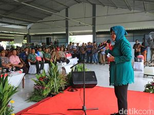 Saat Risma Rayu Nelayan Surabaya Agar Tak Melaut Ketika Cuaca Buruk