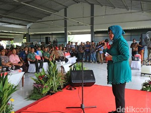 Saat Risma Rayu Nelayan Surabaya Agar Tak Melaut Ketika Cuaca Buruk