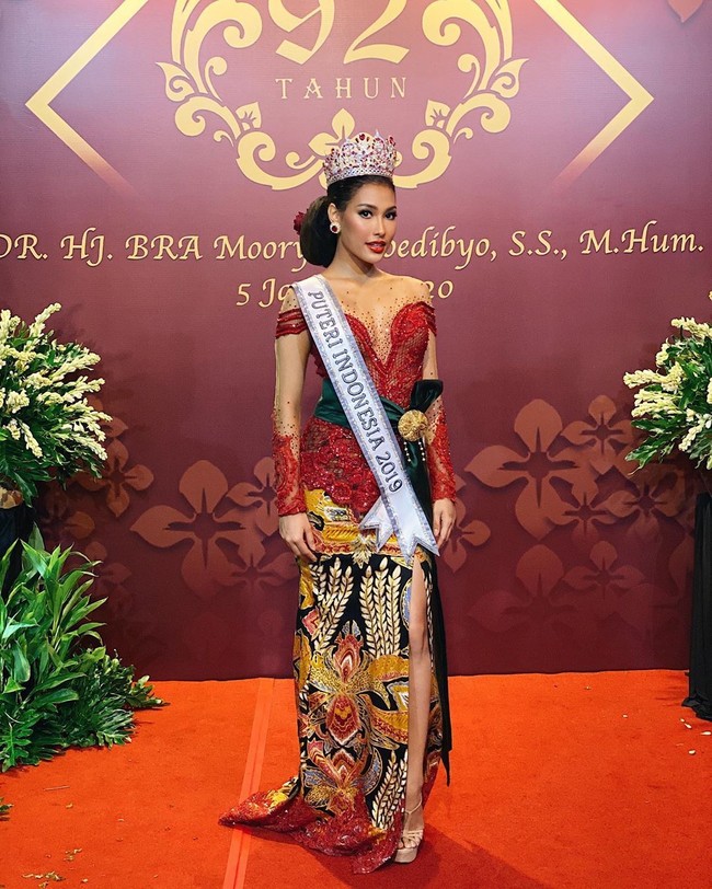 Puteri Indonesia 2019 Frederika Cull menebar pesonanya dalam balutan kebaya bernuansa merah karya Anne Avantie. Kebaya tersebut hadir dengan rok berbelahan tinggi. (Foto: Instagram)