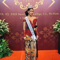 Puteri Indonesia 2019 Frederika Cull menebar pesonanya dalam balutan kebaya bernuansa merah karya Anne Avantie. Kebaya tersebut hadir dengan rok berbelahan tinggi. (Foto: Instagram)