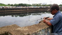 Minimnya lahan kosong membuat sampah-sampah sisa banjir itu dikumpulkan di pinggir jalan.