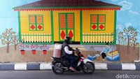 Di kolong flyover pun sudah dibuatkan mural bertema Jakarta.