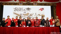 Sekretaris Jenderal Partai Demokrasi Indonesia Perjuangan (PDIP) Hasto Kristiyanto bersama para pengurus partai PDIP menggelar press confrence terkait Rakernas yang akan digelar oleh PDIP, Jakarta, Rabu (8/1/2020).