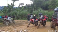 Mengingat medan dan kondisi cuaca yang terkadang turun hujan membuat motor dua alam ini lebih cocok untuk membantu gerak distribusi logistik.