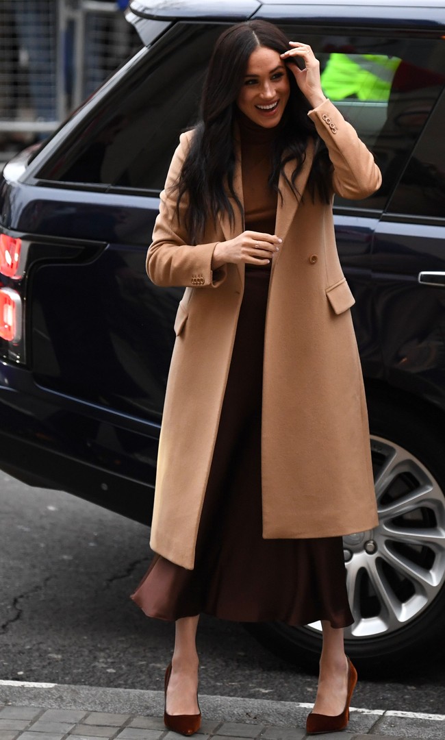 Meghan Markle muncul dalam balutan busana serba coklat. Menurut harian Standard, Meghan memakai coat Stella McCartney seharga 759 pound sterling atau sekitar Rp 13,8 juta. (Foto: DANIEL LEAL-OLIVAS - WPA Pool/Getty Images)