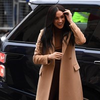 Meghan Markle muncul dalam balutan busana serba coklat. Menurut harian Standard, Meghan memakai coat Stella McCartney seharga 759 pound sterling atau sekitar Rp 13,8 juta. (Foto: DANIEL LEAL-OLIVAS - WPA Pool/Getty Images)