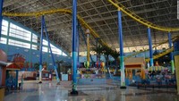 Lokasi mal yang besar dan megah ini sulit diakses dari pusat kota Dongguan. Selain itu, rata-rata penduduk di sana adalah buruh pabrik dengan pendapatan tak lebih dari Rp 3 juta per bulan. (CNN)