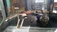 Sebelum dibangun museum, dulu benda pusaka ini disimpan di rumah keluarga keturunan Bupati Galuh yakni di rumah Raden Enggun (alm). Yang kini diwariskan kepada anaknya Raden Melita Tri Lestari. Benda pusaka ini diwariskan secara turun temurun. (Dadang Hermansyah/detikcom)
