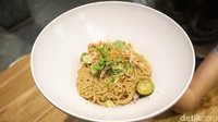 Tapi yang paling favorit adalah mie kecilnya. Disajikan dalam mangkuk berukuran besar, berisi mie kecil, potongan daging ayam rebus, irisan bawang daun dan seledri, taburan bawang goreng putih, dan jeruk limau. Dengan dua butir bakso dan kuah kaldu yang disajikan terpisah. Foto: dok.detikFood