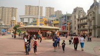 Kendati demikian, berdasarkan pantauan detikcom dari sejumlah video yang diabadikan netizen, hanya beberapa zona saja yang didatangi pengunjung. Taman rekreasi indoor bernama Amazing World malah sama sekali tak tersentuh pengunjung. (CNN)