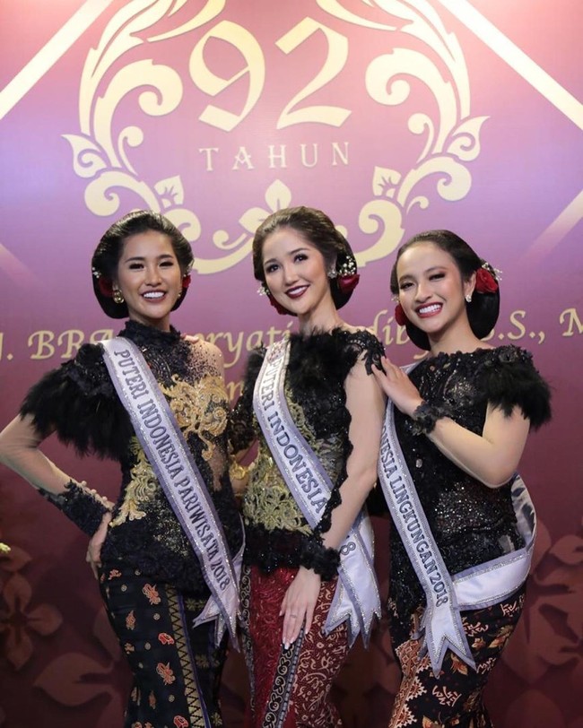 Adapun tiga besar Puteri Indonesia 2018, yakni Sonia Fergina Citra, Vania Fitriyanti Herlambang dan Wilda Situngkir, kompak dengan kebaya hitam. Kebaya Trio Vanilla ini dirancang oleh Baes Aldi Mulyadi. (Foto: Instagram)