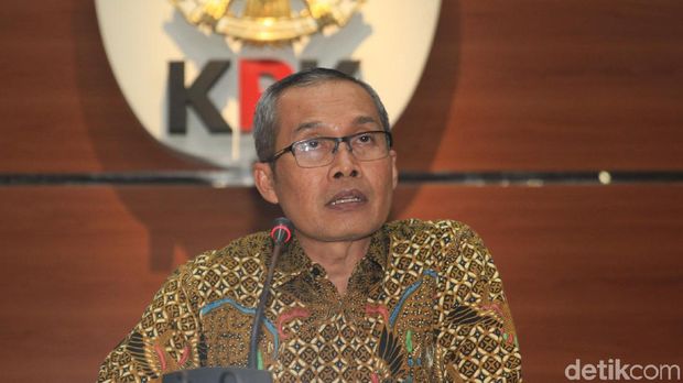 KPK Tunjukkan Bukti OTT Bupati Sidoarjo Wakil Ketua KPK Alexander Marwata didampingi Plt Jubir KPK Ali Fikri memberi pernyataan pers terkait operasi tangkap tangan (OTT) Bupati Sidoarjo Saiful Ilah di Gedung KPK, Rabu (8/1/2019). KPK menunjukkan barang bukti suap yang disita dalam OTT tersebut.