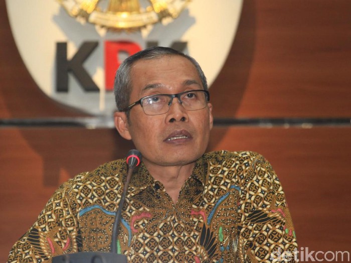 Wakil Ketua KPK Alexander Marwata didampingi Plt Jubir KPK Ali Fikri memberi pernyataan pers terkait operasi tangkap tangan (OTT) Bupati Sidoarjo Saiful Ilah di Gedung KPK, Rabu (8/1/2019). KPK menunjukkan barang bukti suap yang disita dalam OTT tersebut.