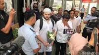 Senada dengan sang putra, Rhoma Irama tersenyum bahagia sekaligus terharu.  Foto: Ridho Rhoma bebas. Hanif/detikHOT