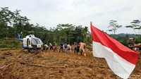 Helikopter dikerahkan untuk mendistribusikan bantuan di Sukajaya, Kabupaten Bogor. Istimewa/PMI.