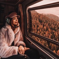 Maka tak heran jika ia sering menampilkan gaya hidup di Instagram. Tara tampak sering traveling ke tempat-tempat glamour. Dengan kemampuannya berfoto dan mengatur feed Instagram, akun Tara Milk Tea bikin iri siapa pun yang melihat. Foto: Instagram @taramilktea